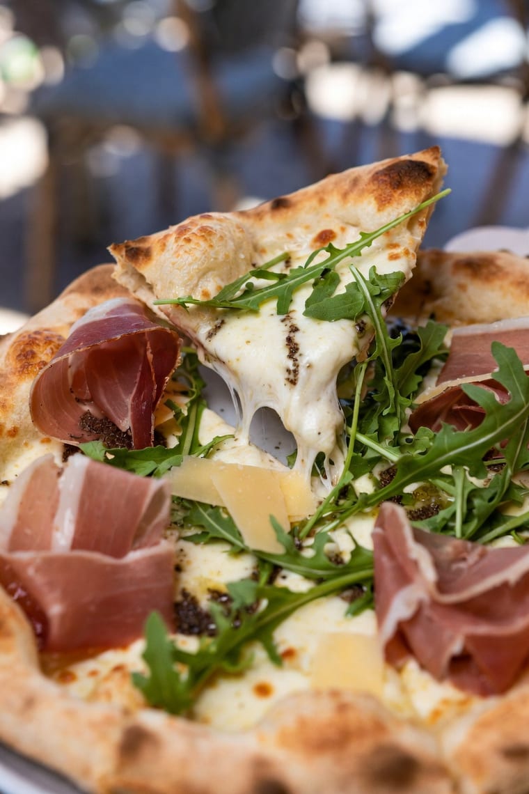 Wood-fired pizza with prosciutto and rocket